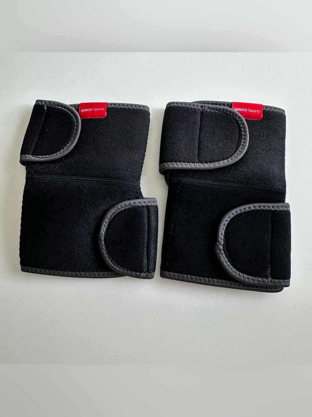 MINISO Sports Black Knee Brace